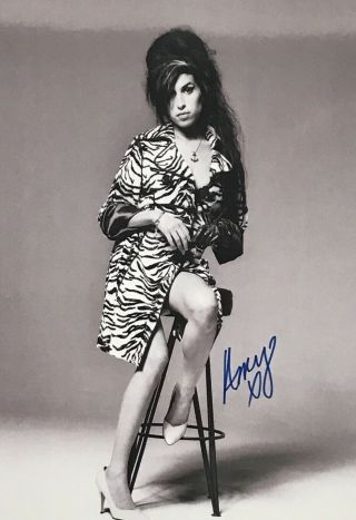 Amy Winehouse Autograph Signed Photo W.  / Holo