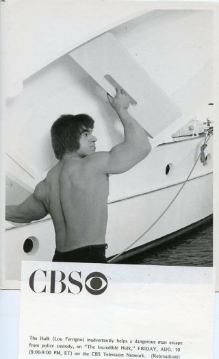 Lou Ferrigno The Hulk Lifts Boat The Incredible Hulk 1979 Nbc Tv Photo