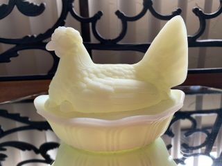 Fenton Hen \ Chicken On Nest Covered Dish - Custard Satin Yellow