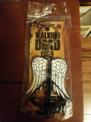 The Walking Dead Crossbow Keychain Daryl Angel Wings On Card Retail Bagged