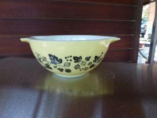 Vintage Pyrex Black And Yellow Gooseberry 1 - 1/2 Quart Cinderella Bowl