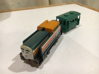 Motorized Den V9037 With Green Car For Thomas And Friends Trackmaster