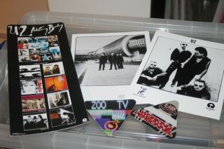 U2 - 2x Promo Publicity Photo,  2x Backstage Pass,  Cd Store Devider