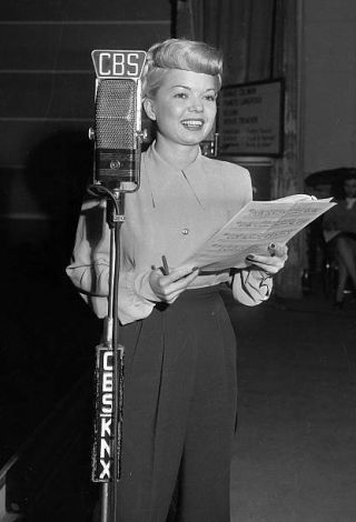 Singer Frances Langford Performs On The Cbs Radio Old 1940s Radio Photo