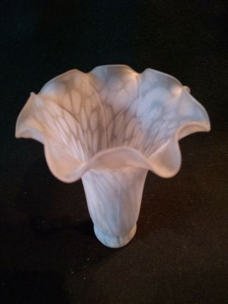 Vintage Art Deco Glass Lilly Shaped Lamp Shade