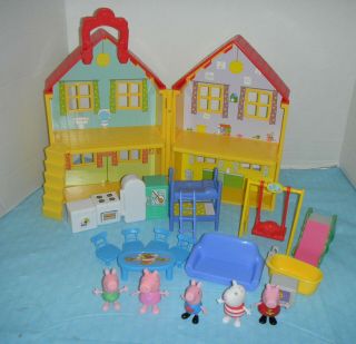 Peppa Pig Fold Up House With Figures And Furniture