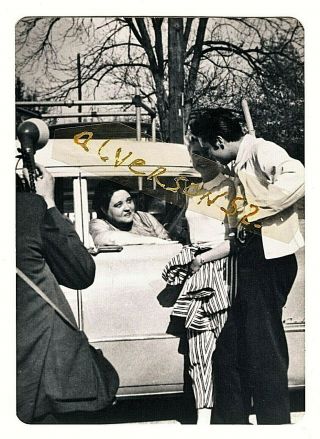 Elvis Presley Vintage B/w Candid Photo - Graceland - Memphis,  Tn - April 19,  1957
