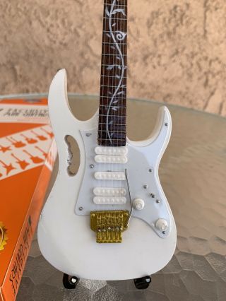Steve Vai - Exclusive Mini Guitars / 1:4 Scale