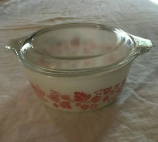 Vintage Pyrex Round Pink On White Gooseberry Casserole Bowl W/lid 1.  5 Pt 472