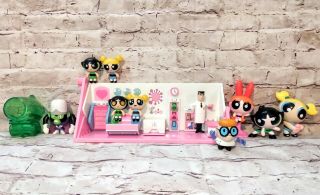 The Powerpuff Girls 2 In 1 Flip To Action Playset With 10 Figures