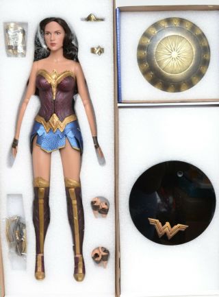 Tonner Gal Gadot Wonder Woman 16 " Variant 1,  Doll Stand & Shield