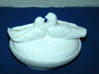 Westmoreland Kissing Doves Lovebirds On Nest Covered Oval Bowl White Milkglass