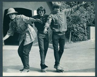 Monkees Press Photo By Gene Trindl M162 - Skateboarding - 1967 - Estm