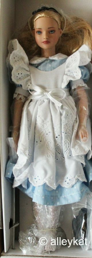 Tonner Doll Company,  Alice In Wonderland Classic Alice,  Signed,  Nrfb