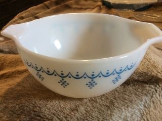 Vintage Pyrex Blue Snowflake Garland & Cinderella 1 1/2 Pint Mixing Bowls 441