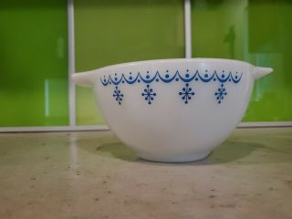Vintage Pyrex Blue Snowflake Garland Cinderella 1 1/2 Pint Mixing Bowl 441