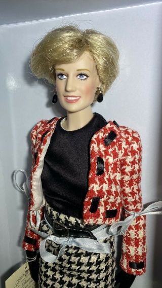 FRANKLIN - Princess Diana Vinyl Portrait Doll - Red/Black Houndstooth Suit 2