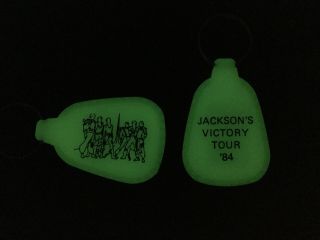 VINTAGE JACKSON ' S VICTORY TOUR ' 84 CONCERT SOUVENIR GLOW IN THE DARK KEYCHAIN 2