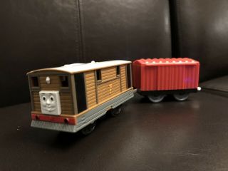 2009 Toby Trackmaster Thomas & Friends Motorized Train And Red Cargo Car