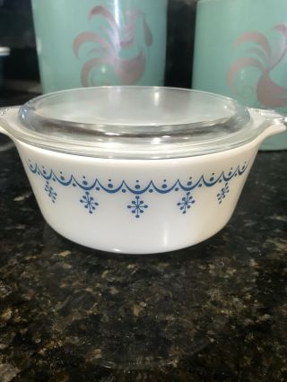 Vintage Pyrex Blue Garland Snowflake 1 1/2 Pt.  Casserole 472 White With Lid