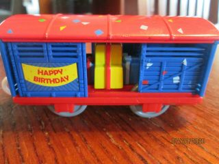 2006 Thomas Gullane HIT Toy Co Trackmaster Railway Train HAPPY BIRTHDAY BOXCAR 2