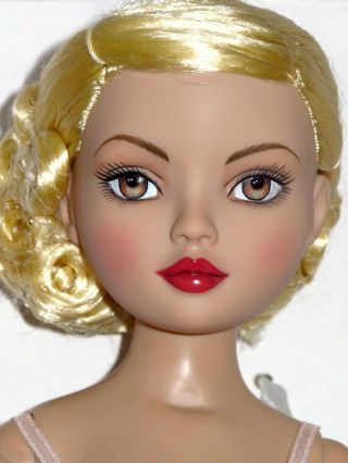 Tonner - Essential Ellowyne Wilde Blonde 16 " Fashion Doll