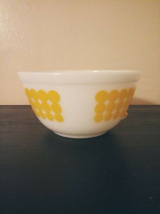 Vtg Kitchen Mid Century Modern Pyrex White & Yellow Dot Mixing Bowl 1 1/2 Qt