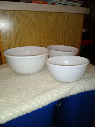 Vintage Set Of 3 Fire King White Swirl Mixing Bowls