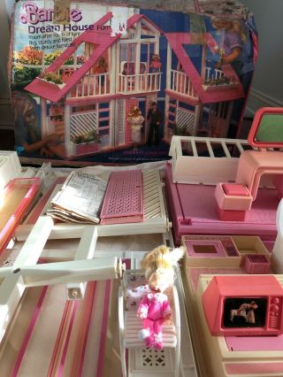 Vintage 1978 Barbie Dream House with box - NOT COMPLETE With Furniture 2