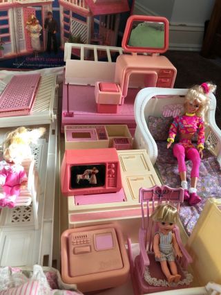 Vintage 1978 Barbie Dream House with box - NOT COMPLETE With Furniture 3