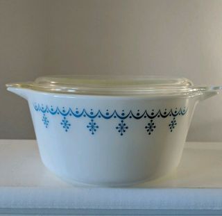 Vtg Pyrex White & Blue Snowflake Garland 1 1/2 Qt Lidded Ovenware Casserole Dish