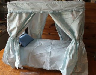 American Girl Doll Elizabeth Four Poster Canopy Bed Mahogany Light Blue Bedding