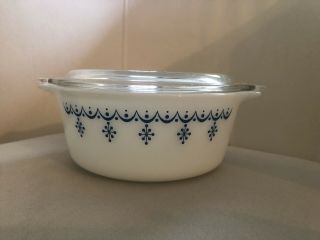 Pyrex 1 ½ Pt Covered Casserole White With Blue Snowflake Garland 472 & Lid