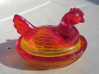Vintage Amberina Glass Hen Chicken On A Nest.  3 1/2 " X 3 "