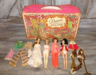 VINTAGE DAWN DOLL AND HER FRIENDS WITH CARRY CASE,  Clothes,  and 4 dolls 2