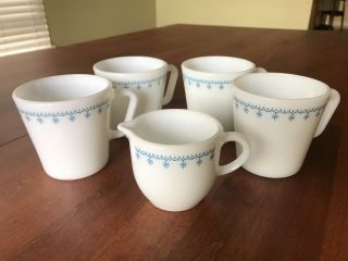 Set Of 4 Vintage Corelle Snowflake Blue Garland D Handle Mugs & Creamer In