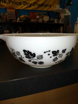 Vintage Pyrex 443 Black On White Gooseberry Cinderella Mixing Bowl 2.  5 Quart
