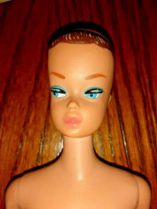 Vintage Barbie Fashion Queen Doll With 8 Wigs 3