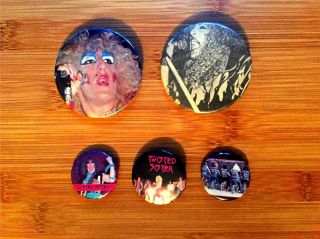 TWISTED SISTER 8 BUTTONS 2 KEY CHAINS 80s iron maiden ac/dc saxon judas priest 2