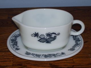 Vintage Pyrex Gravy Boat With Underplate Old Town Blue.