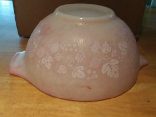 Pyrex Pink Gooseberry Cinderella 1.  5 Quart 442 Mixing Bowl