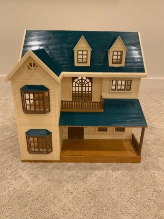 Epoch Calico Critters Sylvanian Families Deluxe Green Hill Doll House