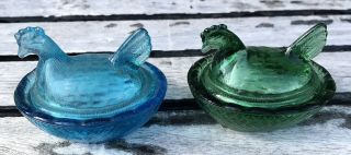 2 Vintage 2.  5” Indiana Miniature Hen On Nest Glass Covered Dish Blue & Green