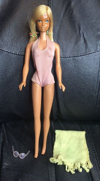 1975 Sun Set Malibu P.  J.  Pj Barbie Doll W/ Swimsuit,  Towel,  Sunglasses,  Beads