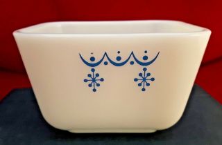 70 ' s vintage Pyrex Snowflake Blue Garland Refrigerator Dish 1.  5 Cup 501 B no lid 2