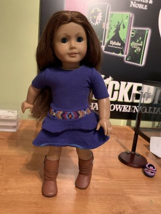 American Girl Doll Goty Saige Doll In Meet Outfit W/pierced Ears