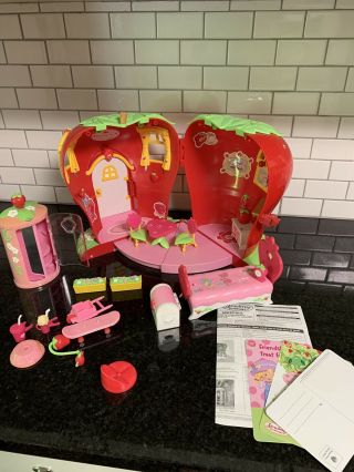 Vtg 2003 Bandai Strawberry Shortcake Berry Happy Home Dollhouse With Accessories