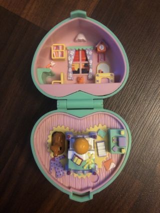 1991 Vintage Polly Pocket Midge’s Bedtime Ring Case Green Compact W/2 Figures