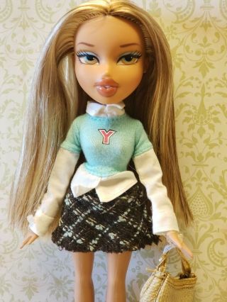 Bratz Class Cloe Back To School In Clothes And Shoes With Purse