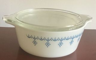 Vintage Pyrex White & Blue Garland Snowflake Casserole 1 - 1/2 Qt Glass Lid Euc